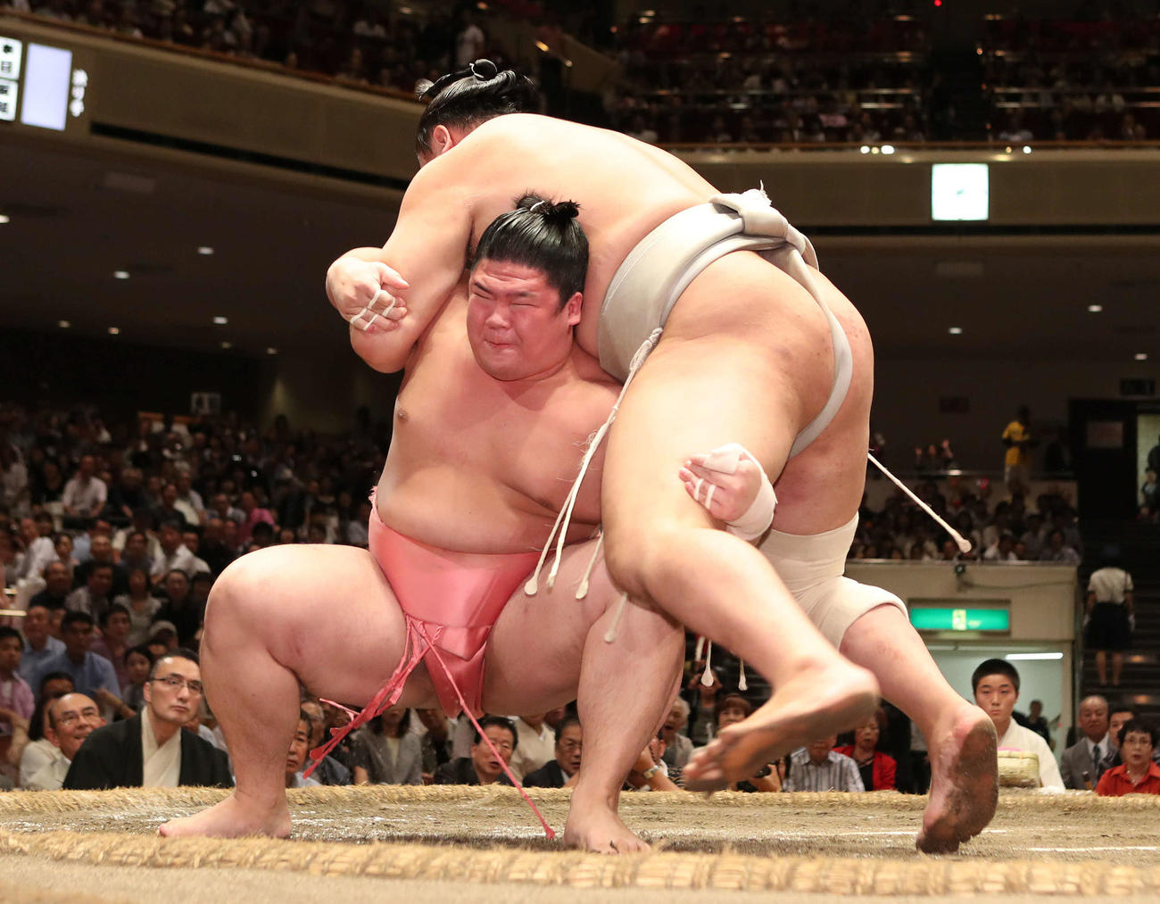 宇良が東龍（右）に居反りを仕掛ける（16年9月25日）