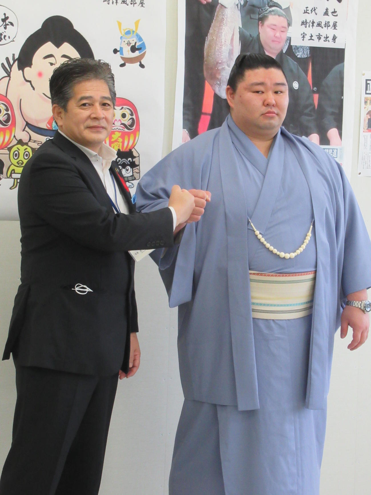 新大関正代（右）と熊本・宇土市の元松市長（撮影・実藤健一）