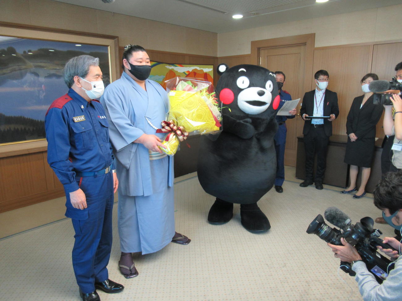 熊本県庁を訪問しくまモンの歓迎を受ける大関正代（中央）。左は蒲島知事（撮影・実藤健一）