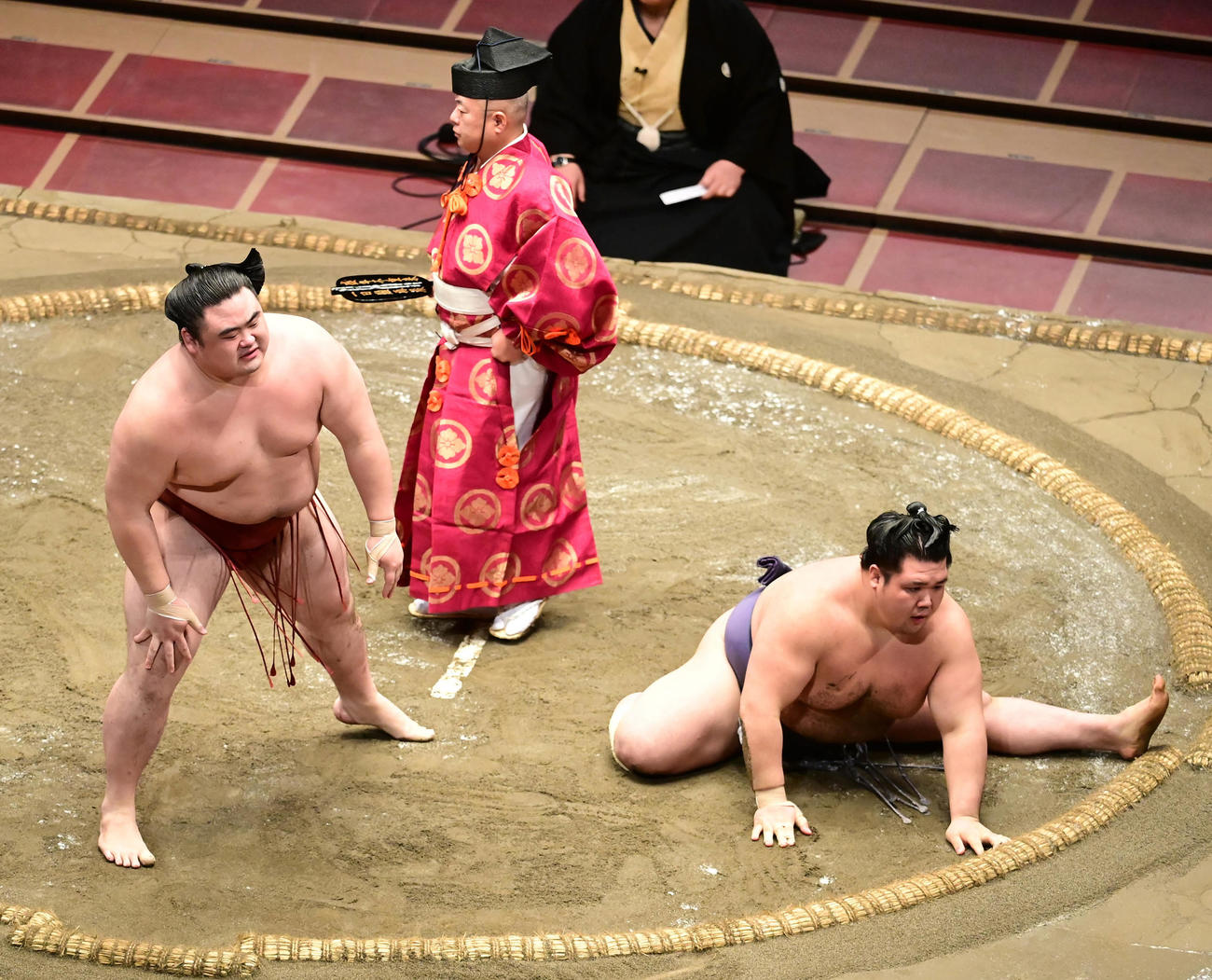 大相撲秋場所　14日目　隆の勝（左）ははたき込みで阿武咲を破る（2020年9月26日撮影）