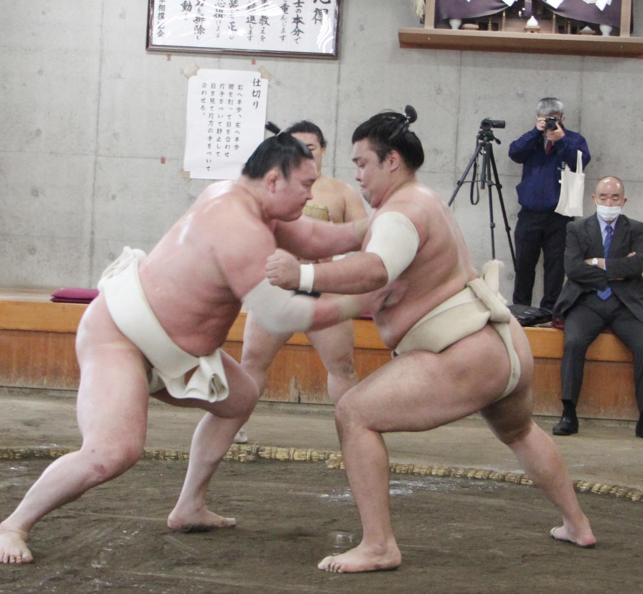 合同稽古で白鵬と稽古する霧馬山（右）