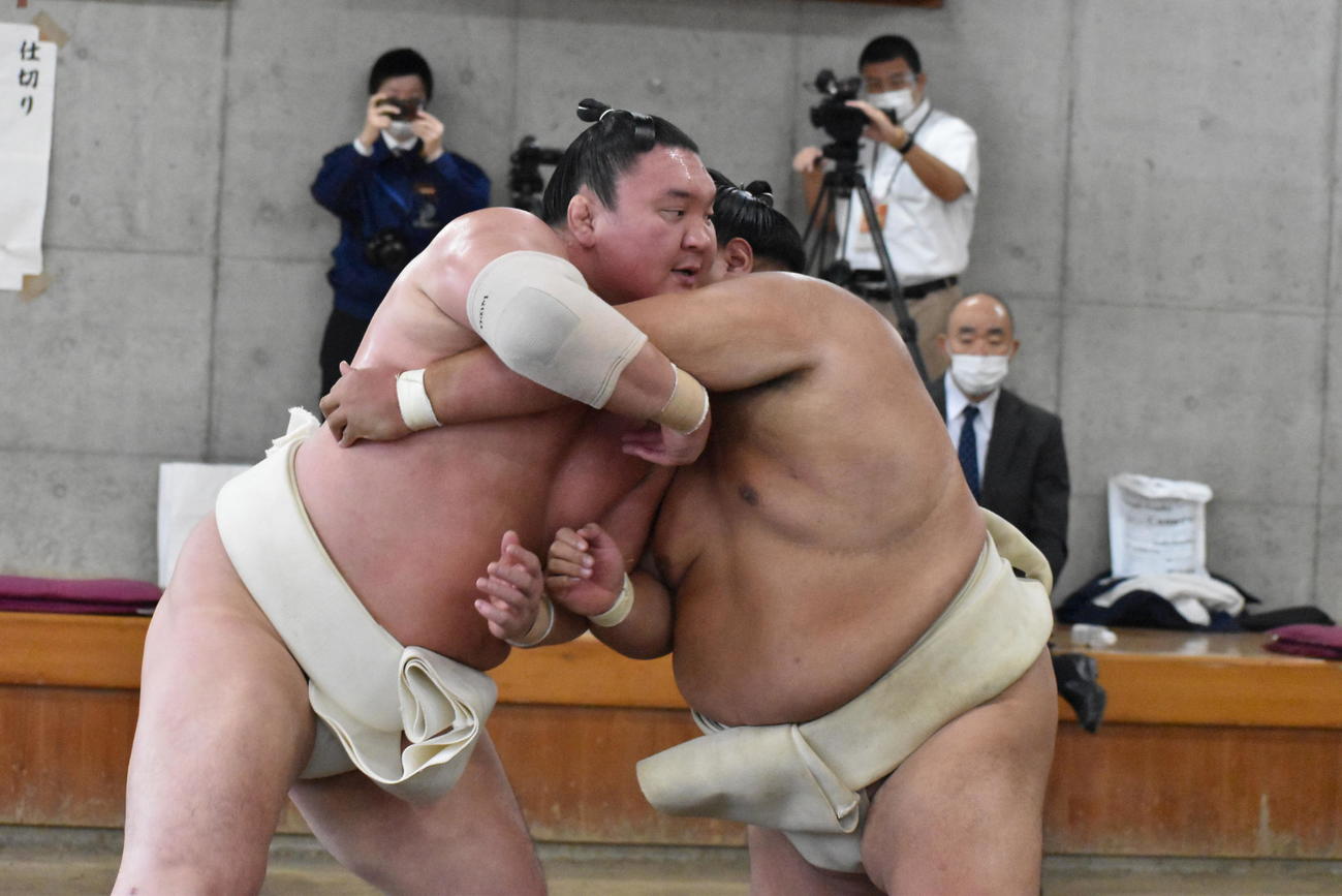 御嶽海と三番稽古を行う白鵬（左）