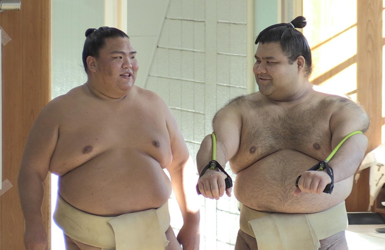 両国国技館内の相撲教習所で行われた合同稽古に参加し、会話を交わす御嶽海（左）と高安