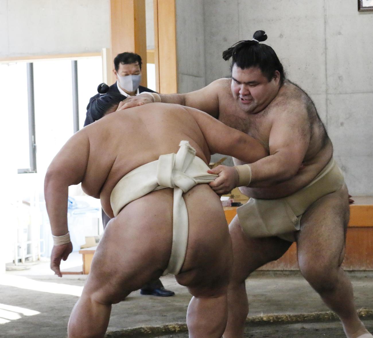 両国国技館内の相撲教習所で行われた合同稽古で申し合い稽古に参加した高安（右）