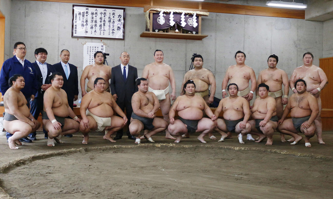 東京・両国国技館内の相撲教習所で行われた合同稽古の最終日で集合写真を撮影する参加力士ら