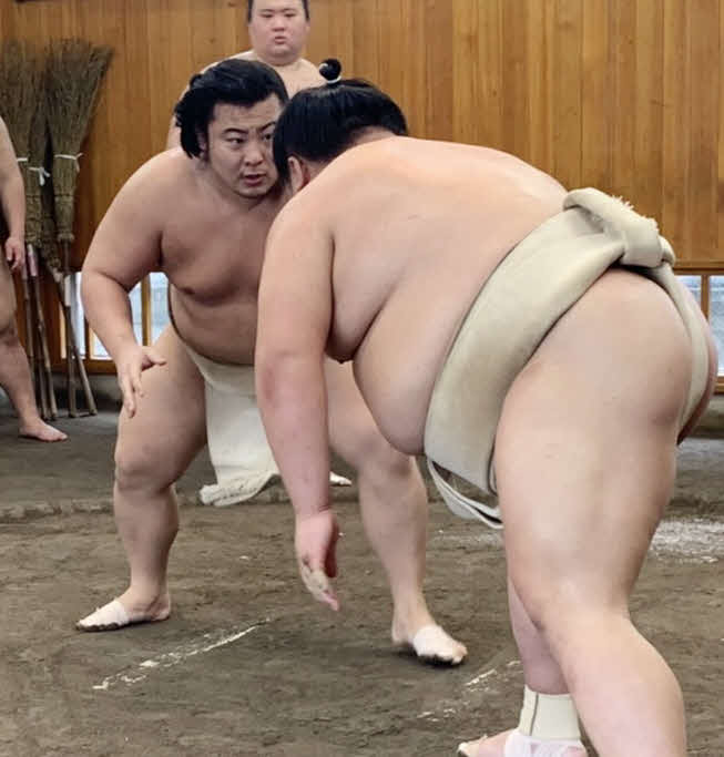 関取衆と稽古する翔猿（左）