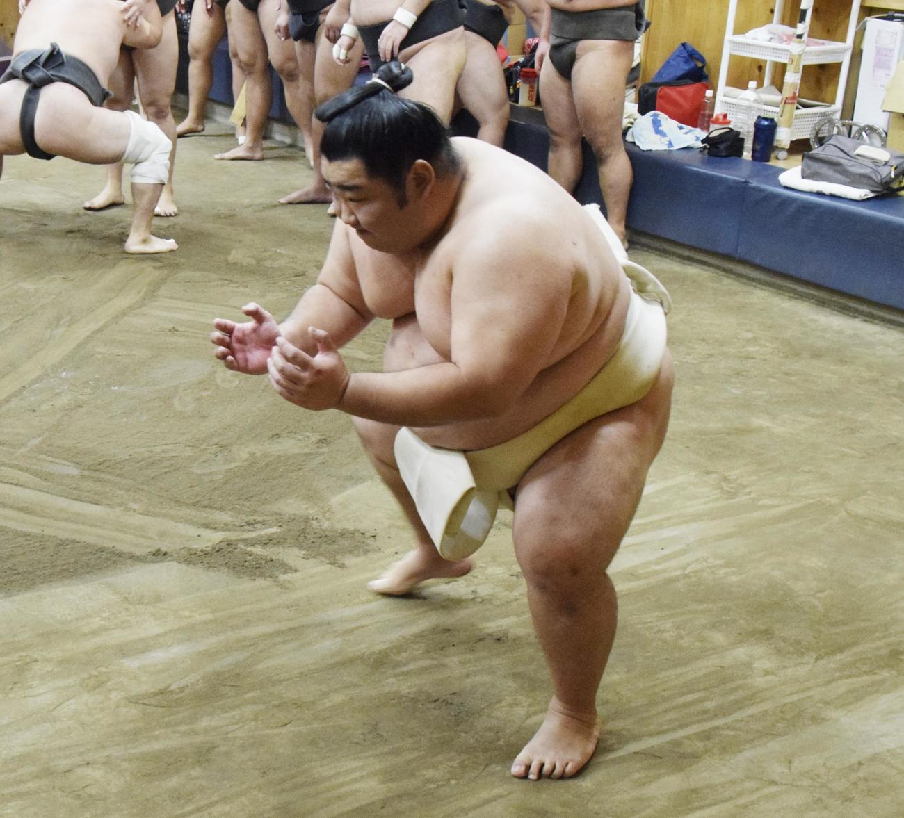すり足で下半身を鍛える徳勝龍