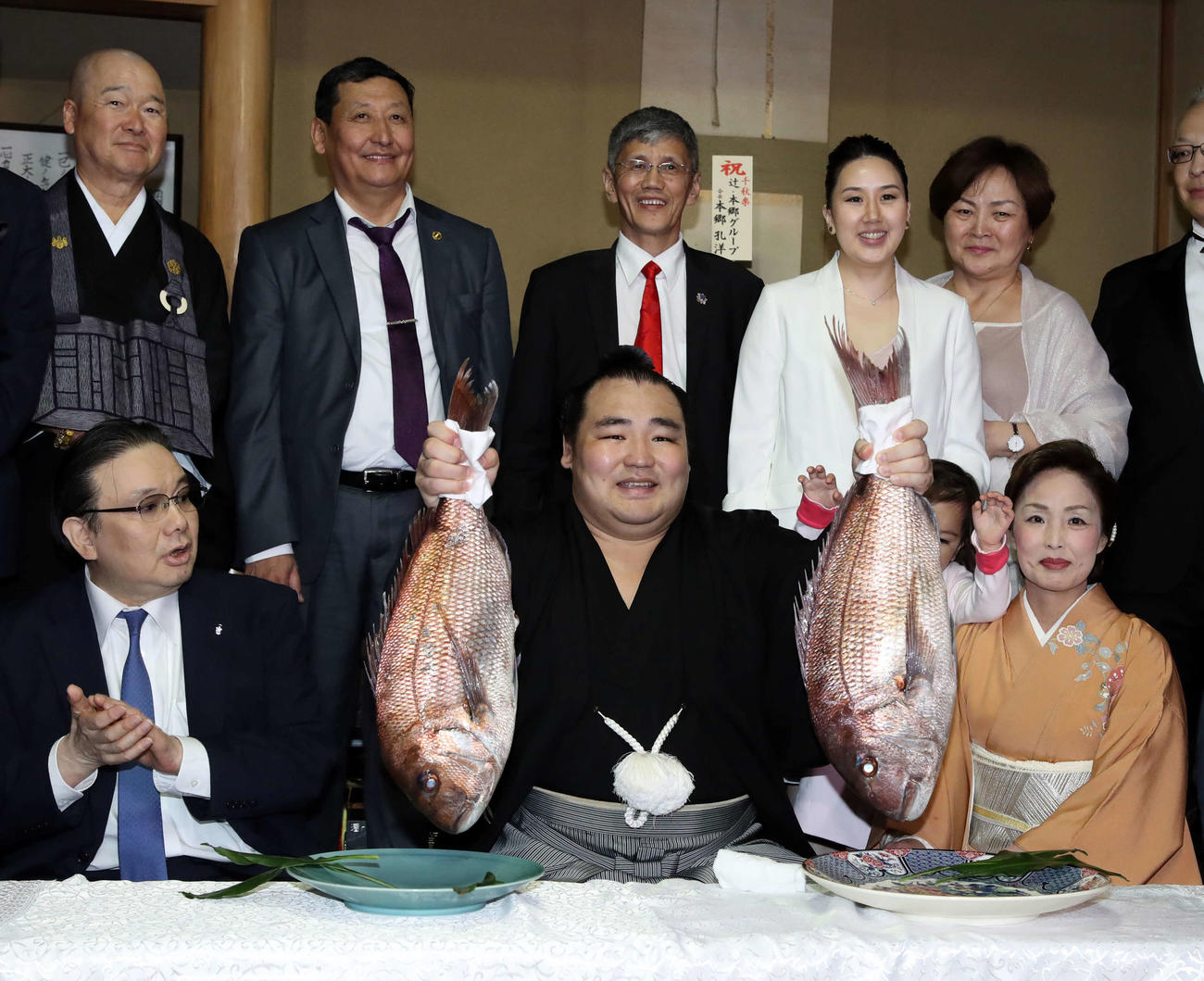 優勝した鶴竜（前列中央）前列左は井筒親方、同右は親方夫人の杏里さん（2018年5月27日撮影）