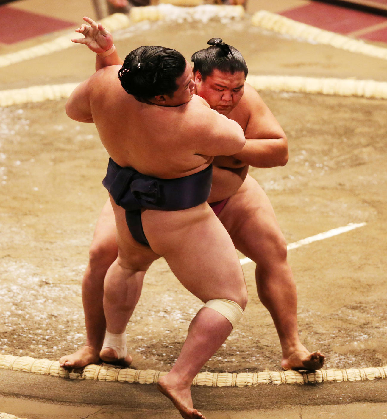 取り直しの一番で阿武咲（手前）を寄り切りで破る御嶽海（撮影・野上伸悟）