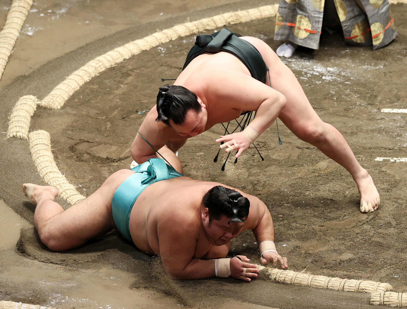 天空海（下）を下手投げで破る千代翔馬（撮影・鈴木正人）