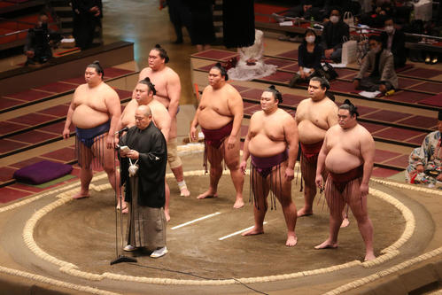 協会あいさつを行う八角理事長と三役力士（撮影・野上伸悟）