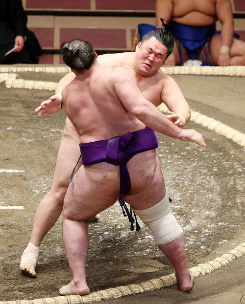 栃ノ心（手前）を押し出しで破る玉鷲（撮影・鈴木正人）