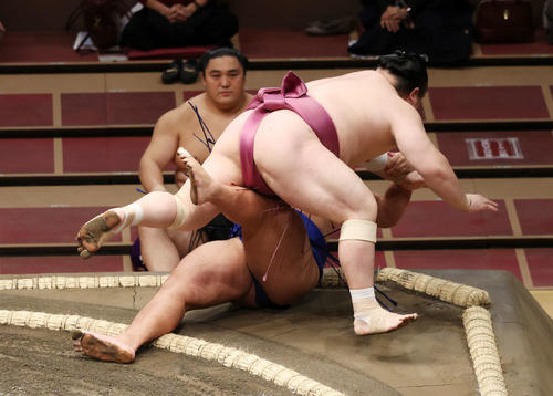琴勝峰（下）を押し倒しで破る宝富士（撮影・鈴木正人）