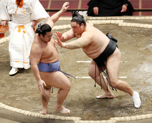 翔猿（左）を押し出しで破る隠岐の海（撮影・鈴木正人）