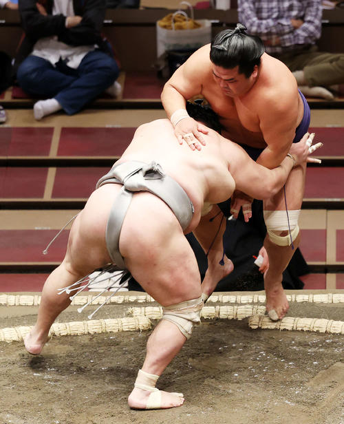 妙義龍（右）を押し出しで破る北勝富士（撮影・鈴木正人）
