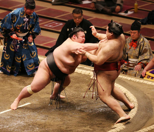 高安（右）を押し出しで破る貴景勝（撮影・野上伸悟）
