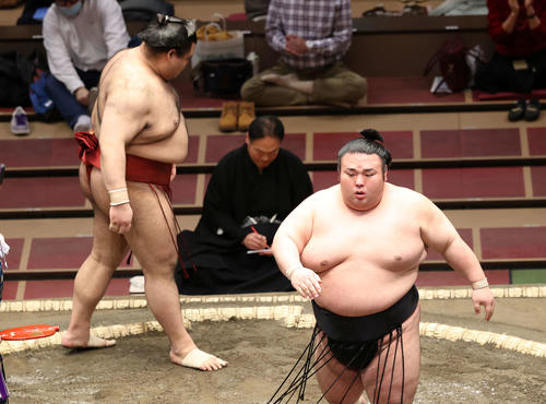 高安（左）を押し出しで破った貴景勝（撮影・鈴木正人）