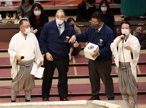 打ち出し後、お楽しみ抽選会する安治川親方（左から2人目）（撮影・鈴木正人）