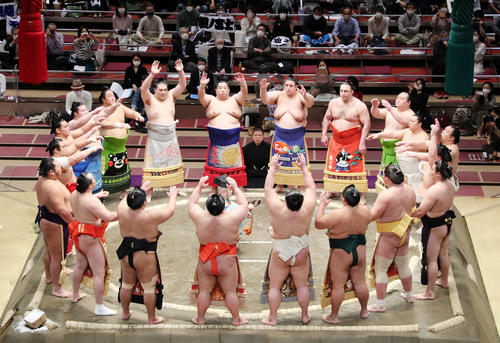 幕内土俵入り（撮影・鈴木正人）