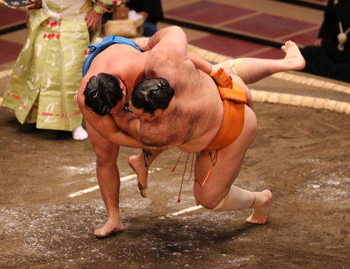 魁聖（右）を下手投げで破る豊昇龍（撮影・野上伸悟）