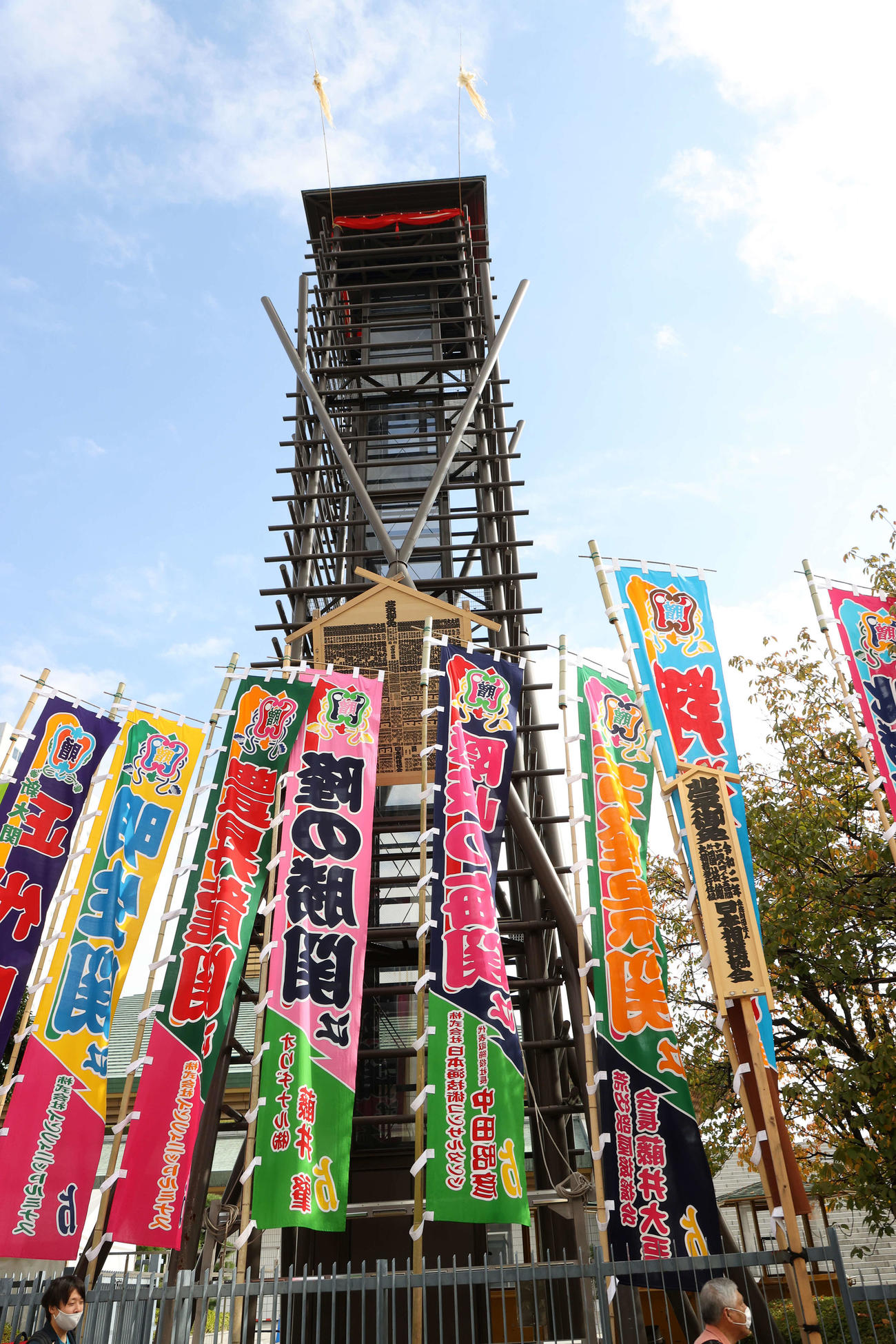 令和2年11月場所の御免札板、番付、櫓（撮影・鈴木正人）