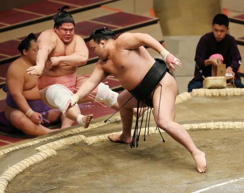 宇良（左）を押し倒しで破る千代の海（撮影・野上伸悟）
