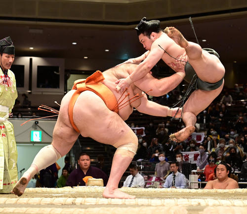 炎鵬（右）は八艘（はっそう）飛びで魁聖の後ろまわしを狙うも不発に終わり魁聖に押し倒しで敗れる（撮影・小沢裕）