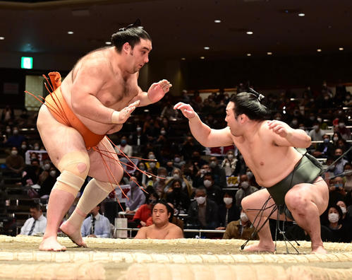 炎鵬（右）は八艘（はっそう）飛びで魁聖の後ろまわしを狙うも不発に終わり魁聖に押し倒しで敗れる（撮影・小沢裕）