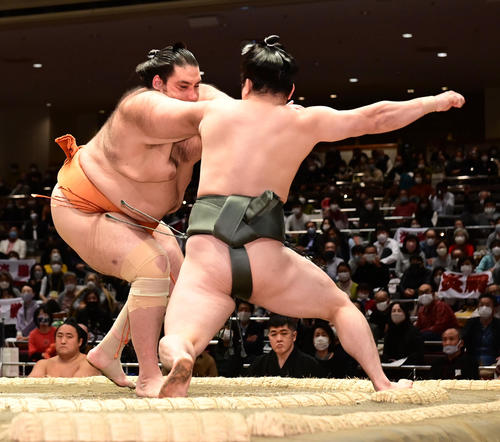 炎鵬（右）は八艘（はっそう）飛びで魁聖の後ろまわしを狙うも不発に終わり魁聖に押し倒しで敗れる（撮影・小沢裕）