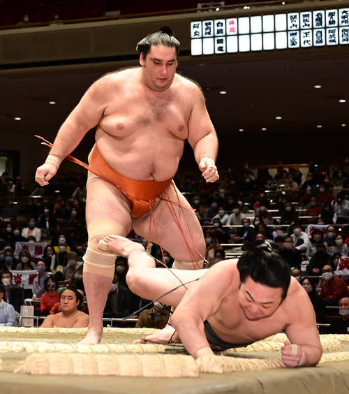 炎鵬（右）は八艘（はっそう）飛びで魁聖の後ろまわしを狙うも不発に終わり魁聖に押し倒しで敗れる（撮影・小沢裕）