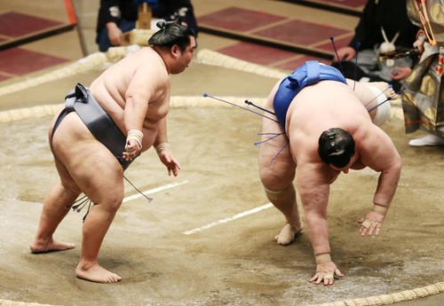 碧山（右）をはたき込みで破る徳勝龍（撮影・野上伸悟）