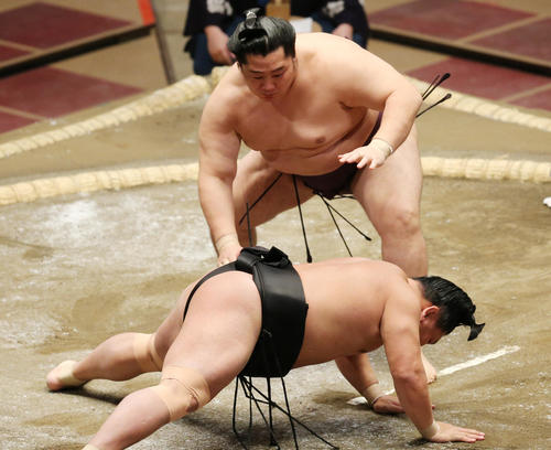 照強（手前）をはたき込みで破る遠藤（撮影・野上伸悟）