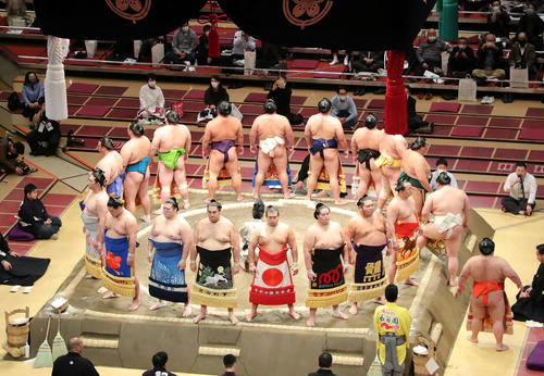 幕内土俵入り（撮影・鈴木正人）