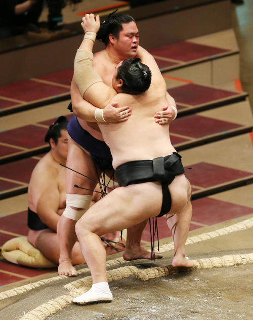 妙義龍（奥）を寄り切りで破る隠岐の海（撮影・野上伸悟）