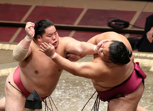 御嶽海（右）を激しく攻める大栄翔（撮影・鈴木正人）