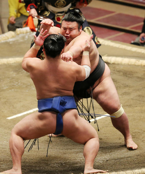 若隆景（手前）を突き出しで破る貴景勝（撮影・野上伸悟）