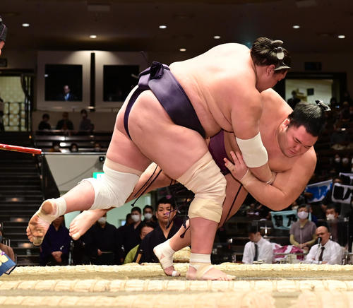 照ノ富士（左）は上手投げで朝乃山を破る（撮影・小沢裕）