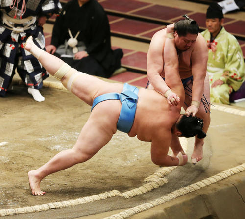 逸ノ城（奥）を押し出しで破る琴ノ若（撮影・野上伸悟）