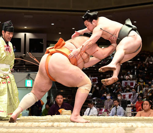 炎鵬（右）は八艘（はっそう）飛びで魁聖の後ろまわしを狙うも不発に終わり魁聖に押し倒しで敗れる（撮影・小沢裕）