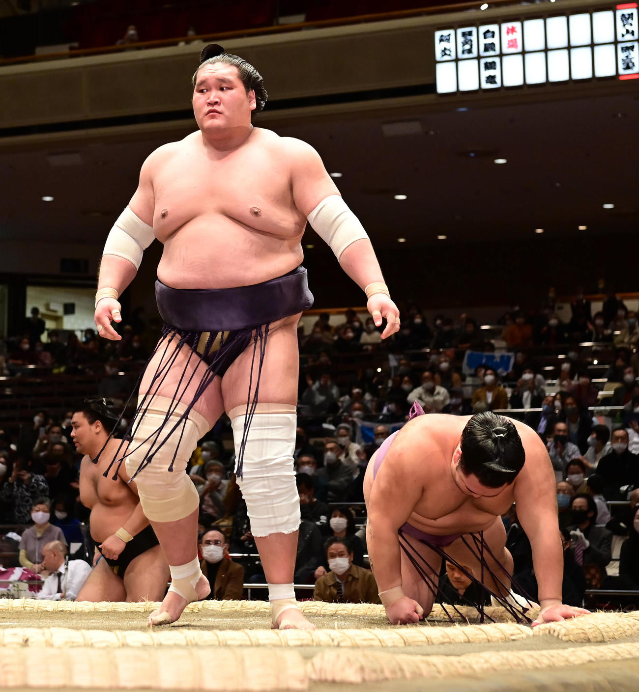照ノ富士（左）は上手投げで朝乃山を破る（撮影・小沢裕）