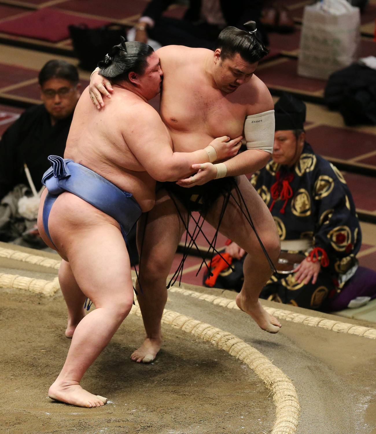 霧馬山（右）を寄り切りで破る正代（撮影・野上伸悟）