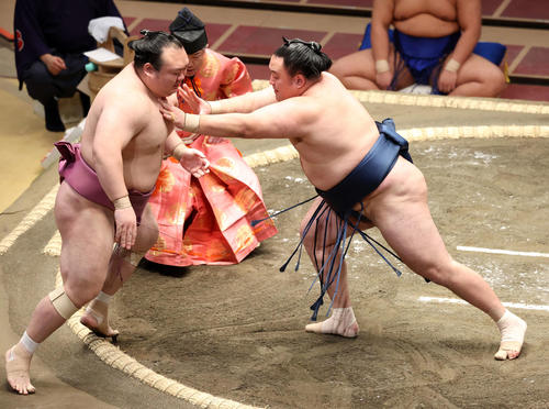 宝富士（左）を押し出しで破る玉鷲（撮影・鈴木正人）