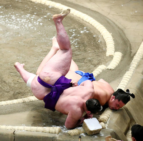 琴勝峰（右）を上手投げで破る栃ノ心（撮影・河田真司）