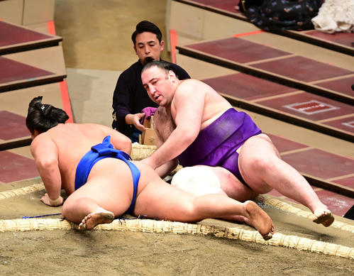 栃ノ心（右）は琴勝峰を上手投げで破る（撮影・小沢裕）