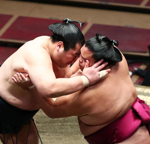輝（左）の攻めに耐える御嶽海（撮影・河田真司）