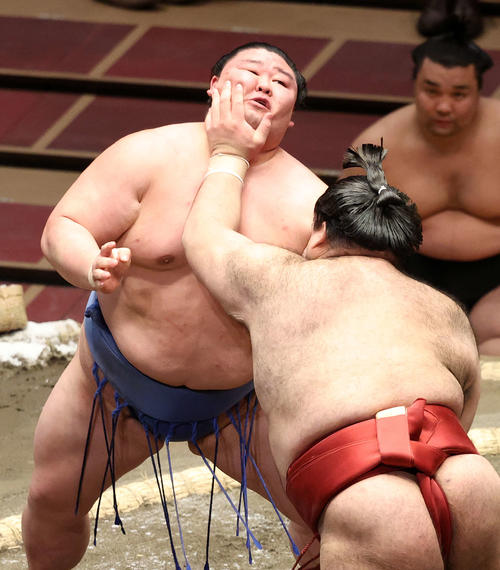 高安（右）の攻めを耐える正代（撮影・鈴木正人）