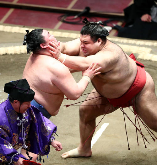 正代（左）を攻める高安（撮影・河田真司）