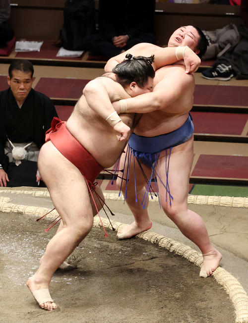 高安（左）の攻めを耐える正代（撮影・鈴木正人）