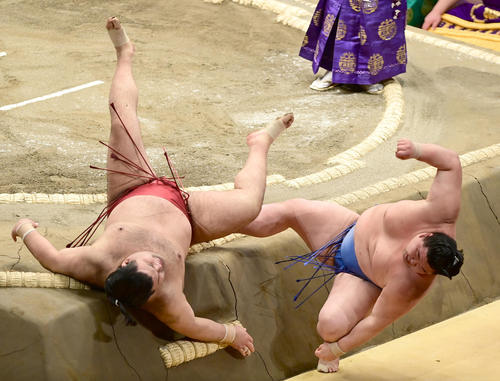 正代（右）は高安を突き落としで破る（撮影・小沢裕）