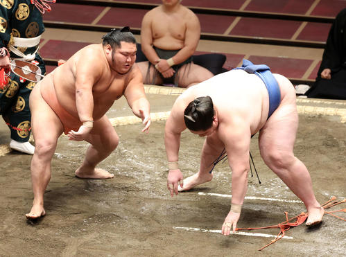 逸ノ城（右）を引き落としで破る千代大龍（撮影・鈴木正人）